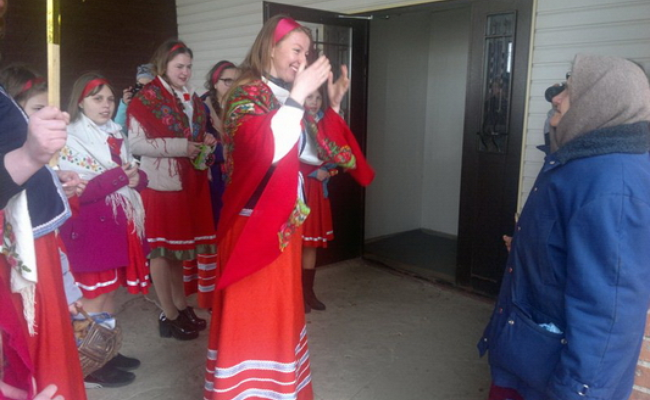 Дзеці просяць у старэйшых дазволу на гуканне вясны.