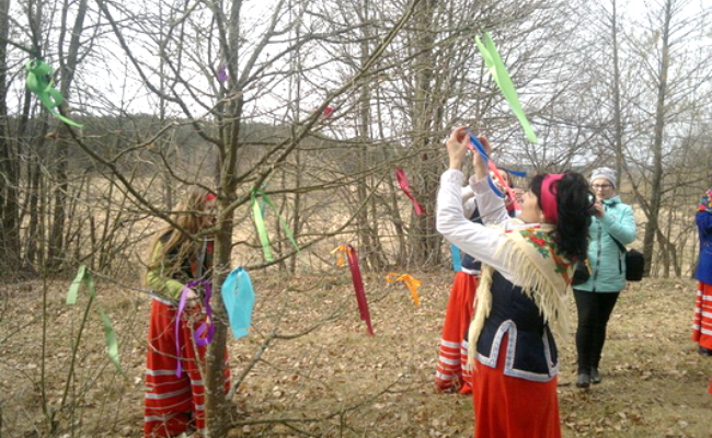 Дзяўчаты упрыгожваюць дрэва стужкамі, тым самым адзначыўшы пачатак новага каляндарнага сонечнага цыкла на вясенняе раўнадзенства.