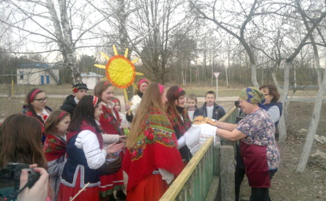 Маленькія аднавяскоўцы абыходзяць хаты, зычачы здароўя і дабрабыту гаспадарам, а ўзамен атрымліваюць гасцінцы.